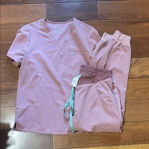 Figs Women's Mauve Scrub Set